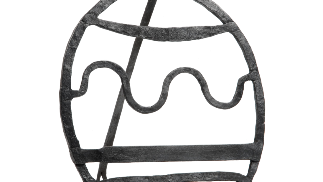 A metal harnen stand