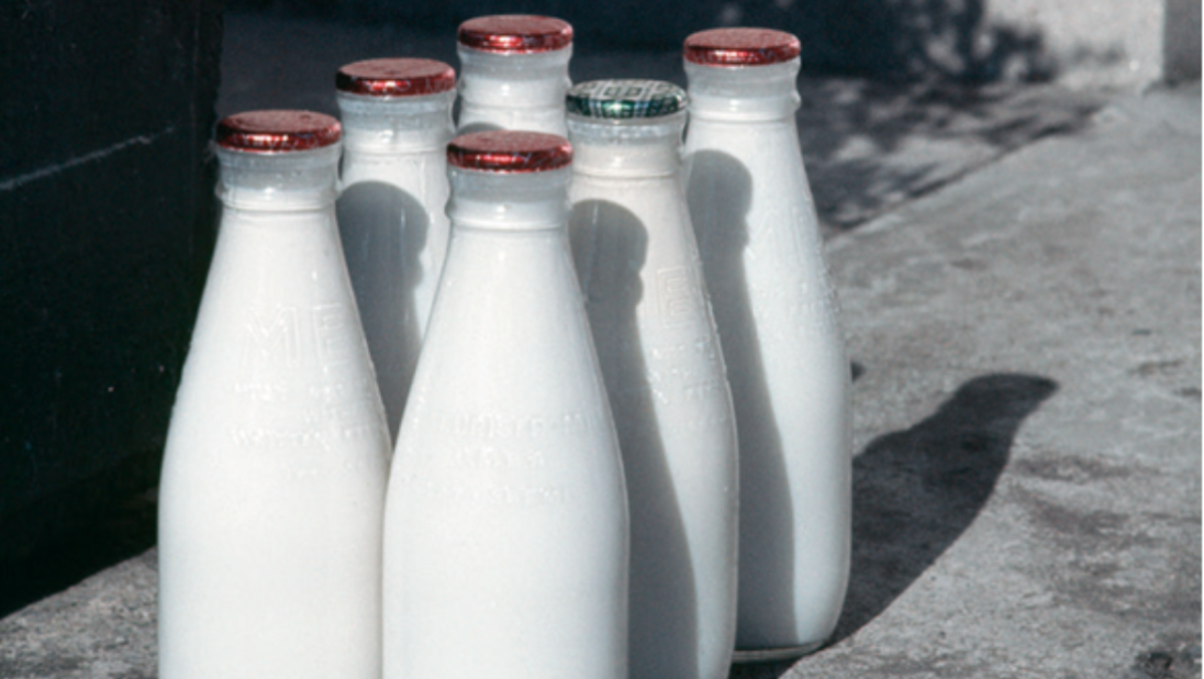 Milk bottles on doorstep, Ireland, 1970s. ©Estate of Akihiko Okamura / ©佐藤純子