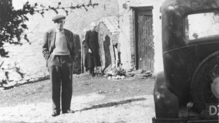 Dan and Biddy Hyndman at Coshkib Hill Farm in the 1940s. HOYFM.L3323.11
