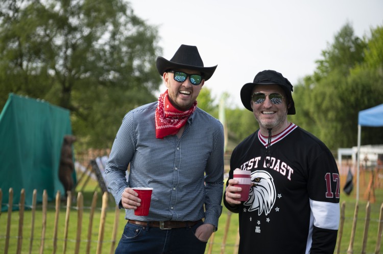 Two Bluegrass fans with drinks