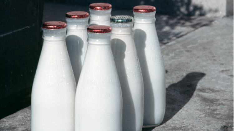Milk bottles on doorstep, Ireland, 1970s. ©Estate of Akihiko Okamura / ©佐藤純子